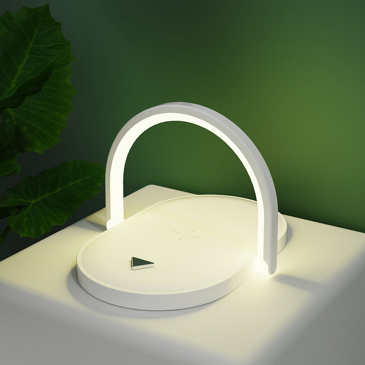 Sammenfoldet natlampe med telefon på opladeren