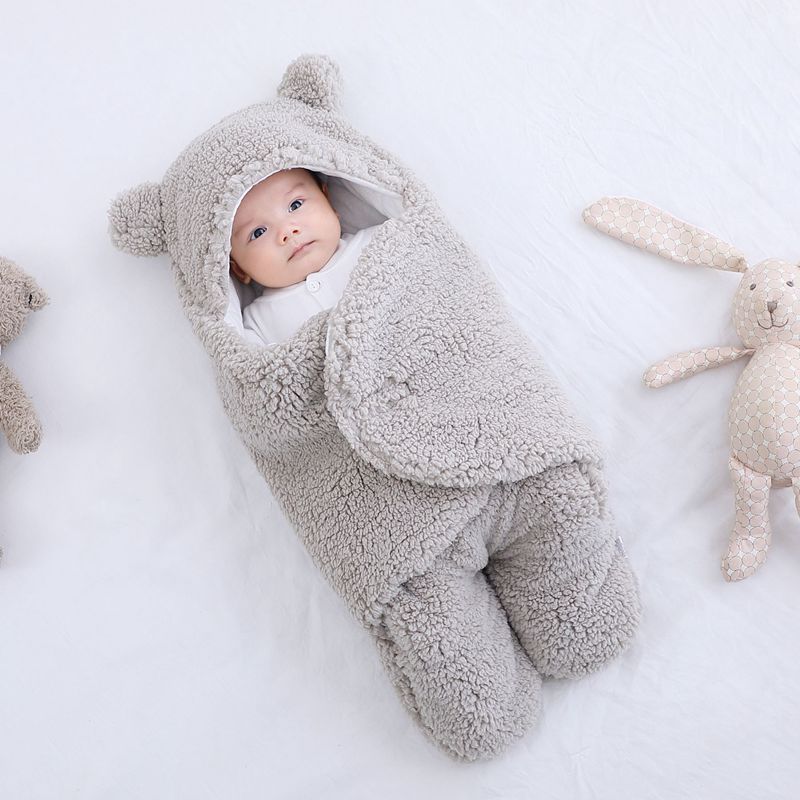 Babysovepose i teddyfleece med bjørneører