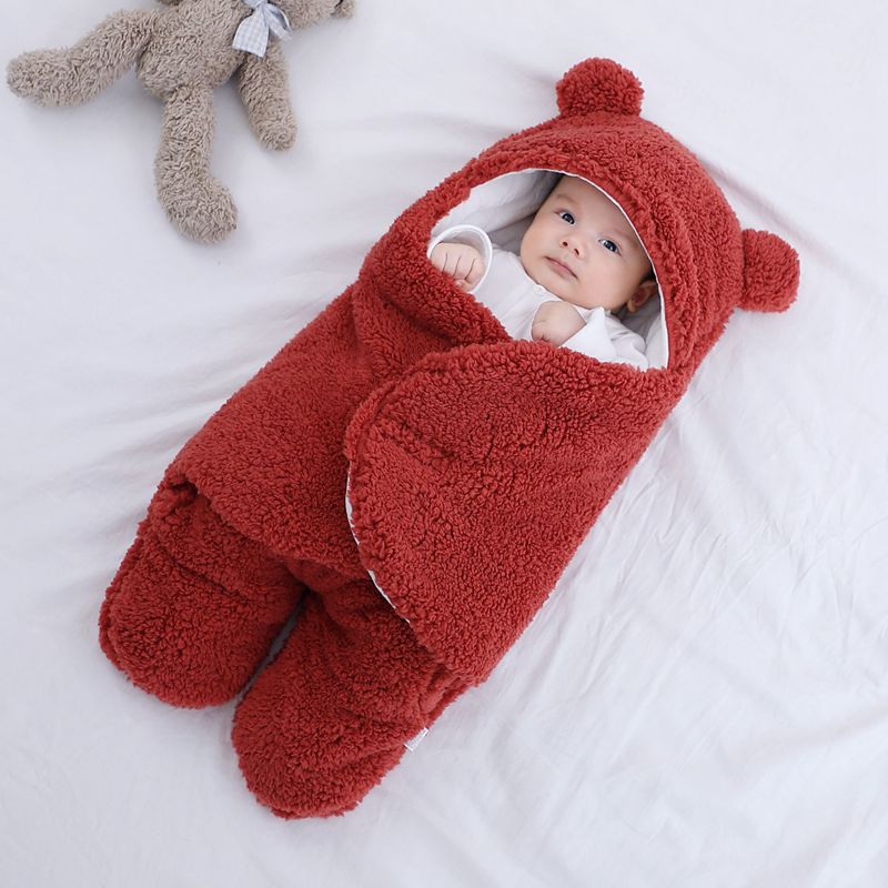 Babysovepose i teddyfleece med bjørneører