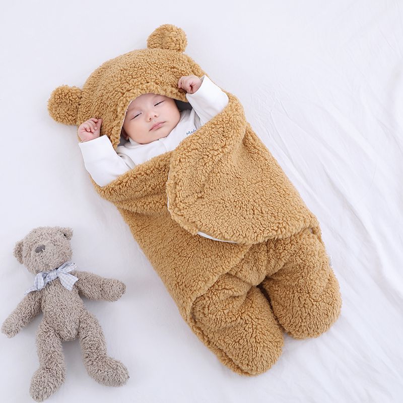 Babysovepose i teddyfleece med bjørneører