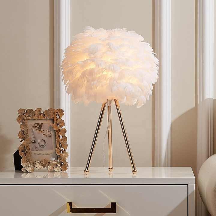 Blossom Bordlampe – Elegant Fjerdesign med Dæmpbart Lys