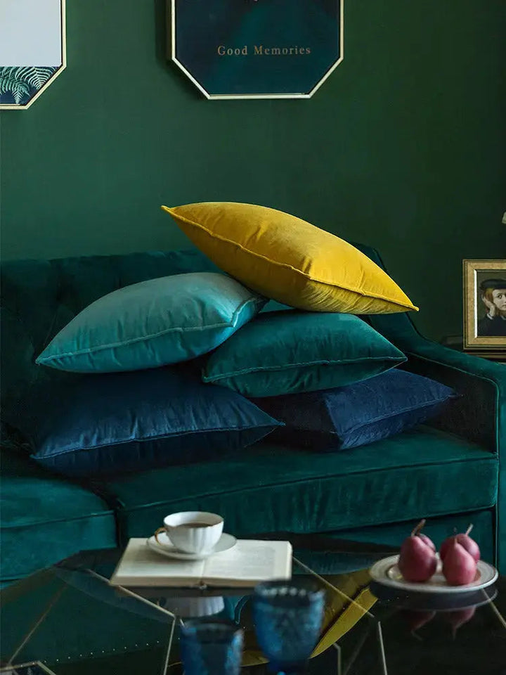 VelvetLuxe – Elegant velourpudeovertræk med raffinerede detaljer