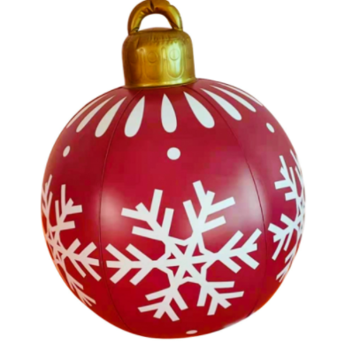 Stor oppustelig julekugle hængt i haven