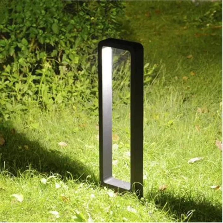 Elegant Aluminium Gulvlampe til en Luksuriøs Glød Udenfor