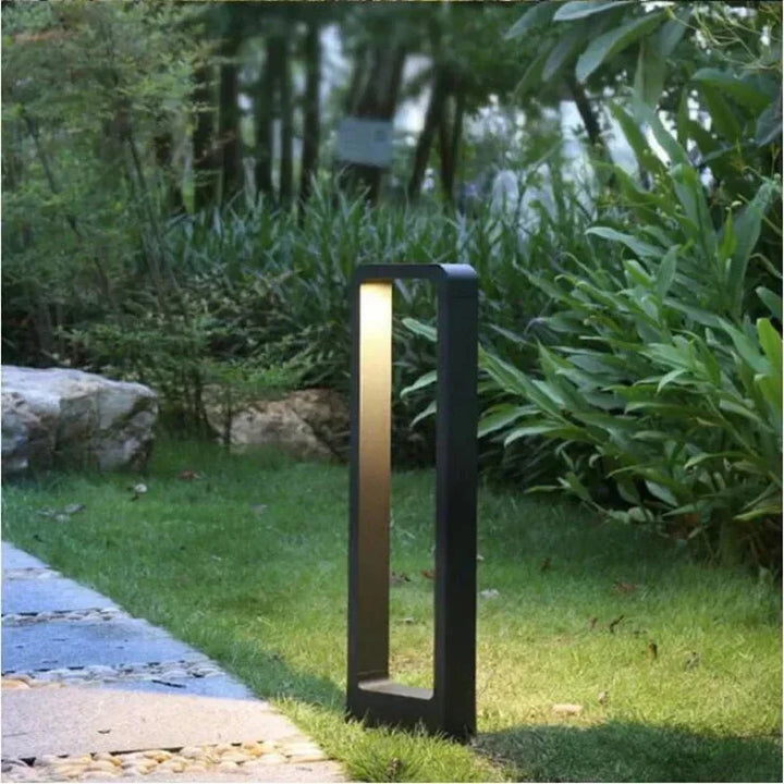 Elegant Aluminium Gulvlampe til en Luksuriøs Glød Udenfor